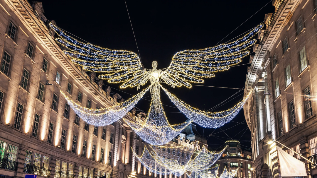 至此,伦敦莱斯特广场,皮卡迪利广场,梅菲尔等地的20条街道已经亮起了