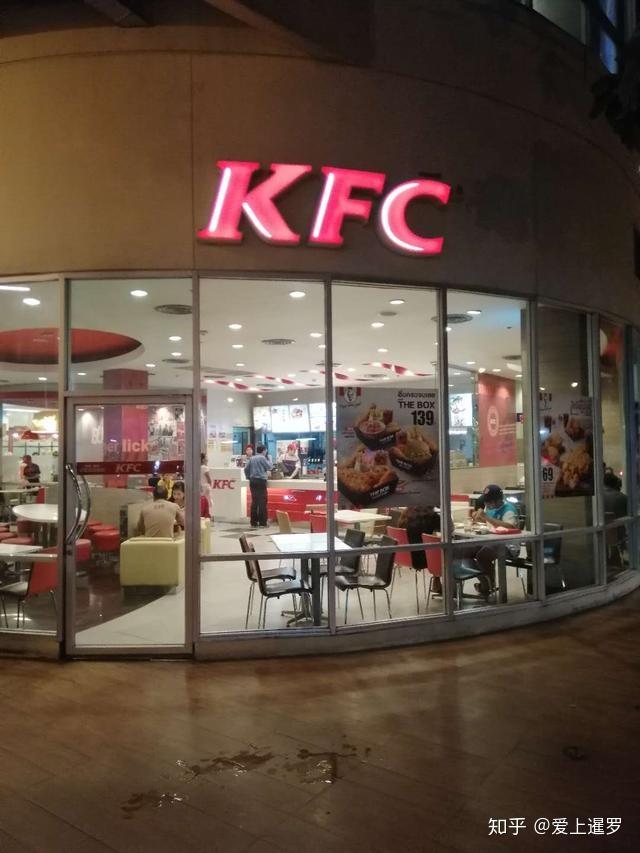 打卡泰国肯德基89泰铢一个汉堡一瓶可乐撑到爆