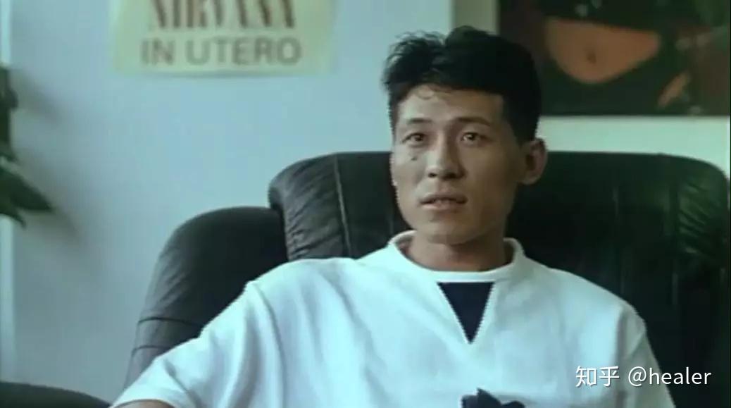 朱洪茂,是男主周青的成年时代扮演者,片中,他是个玩儿音乐的吉他手.