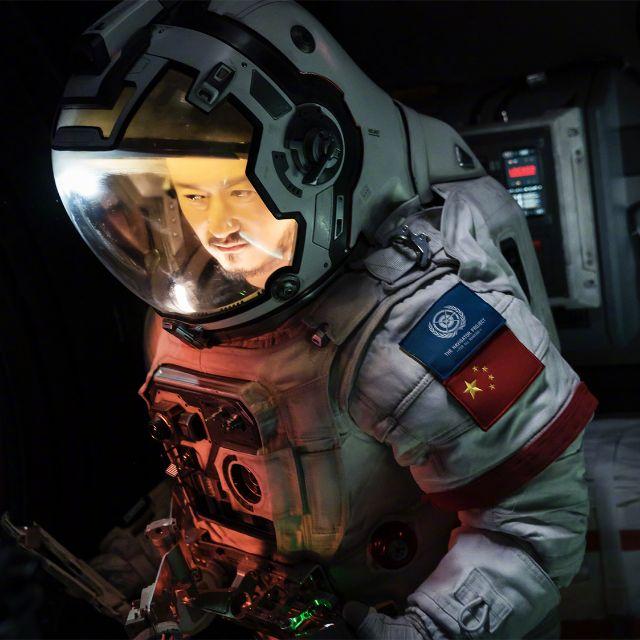 如何评价电影《流浪地球》的正式预告片?