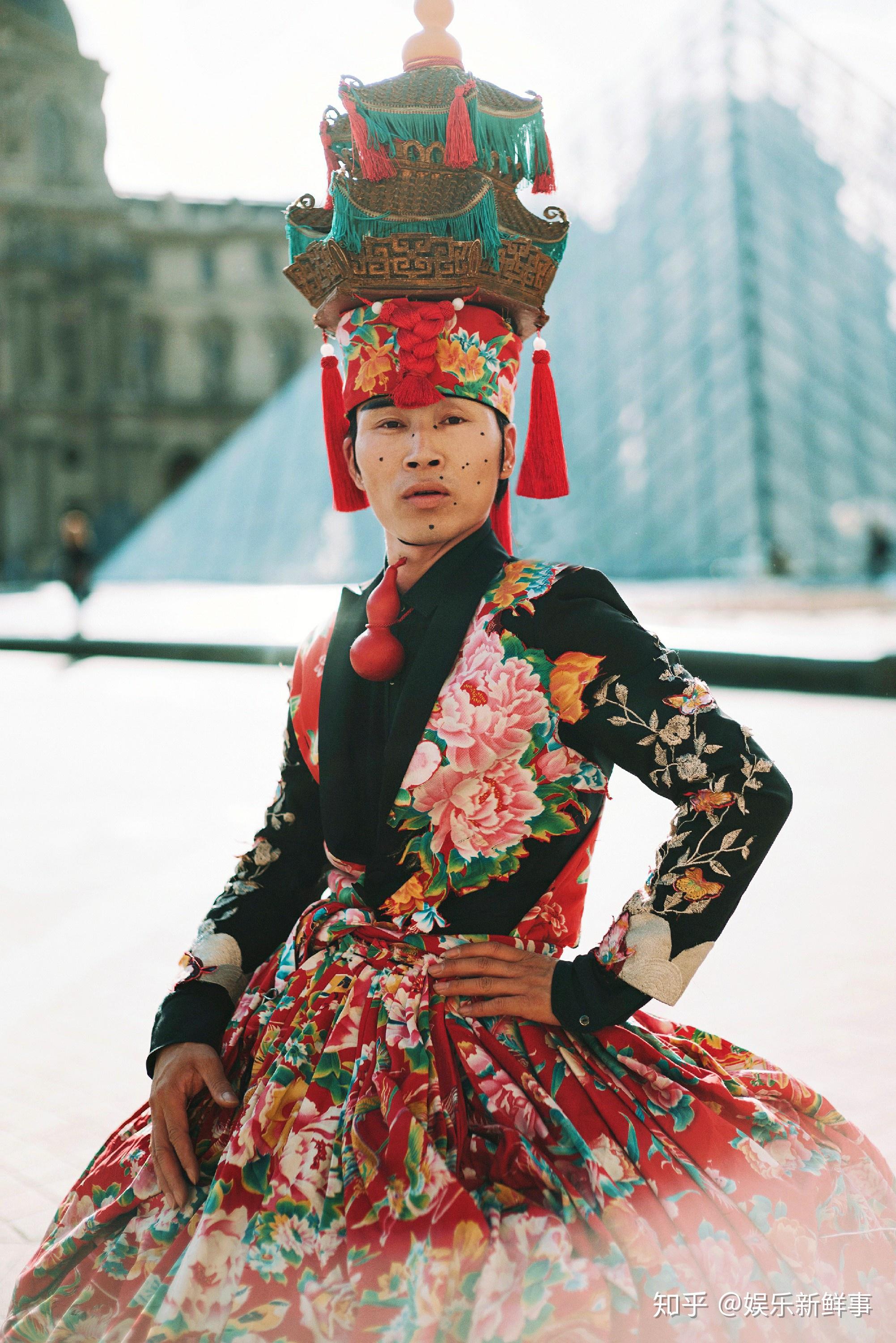 行为艺术家万云峰在法国巴黎卢浮宫走秀