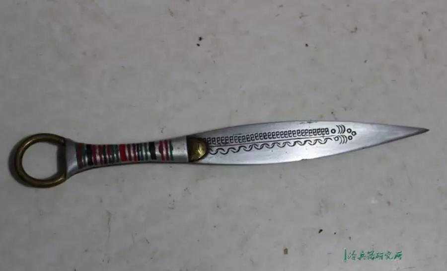 彝族传统兵器大观除了刀矛匕首还有弓箭飞石