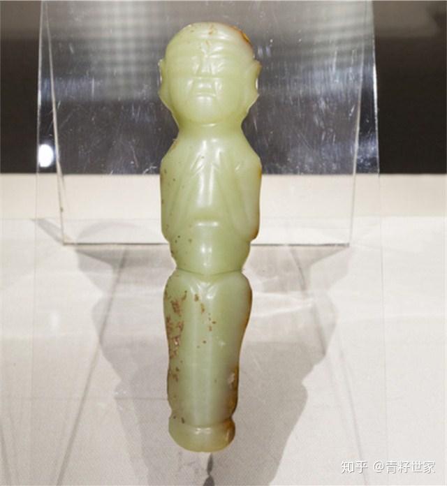 这件玉人的玉质呈淡黄绿色,这种黄绿肉儿的玉料