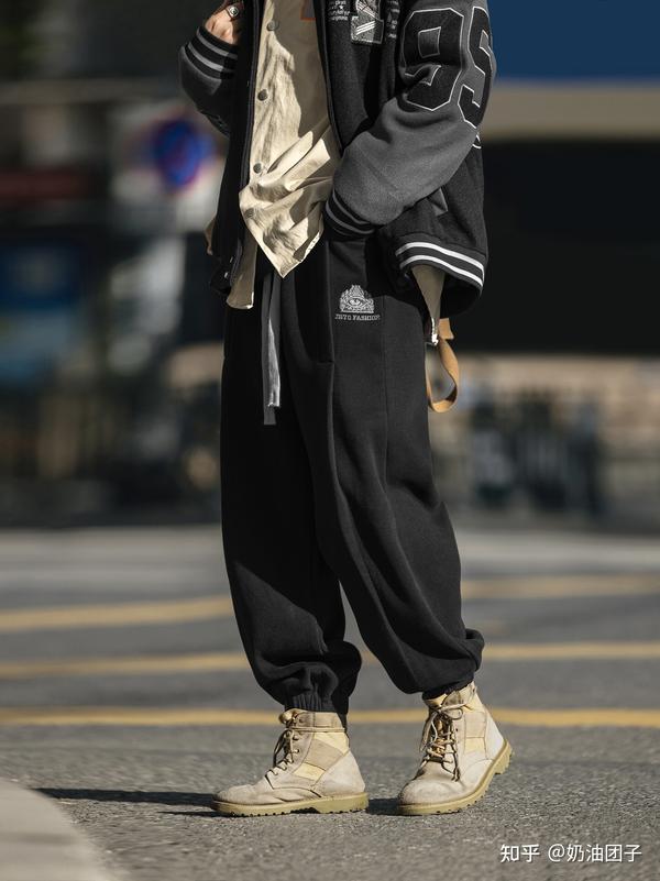 我想问一下,灰色直筒卫裤和黑色哪个更百搭一些,好配衣服?谢谢亲们?
