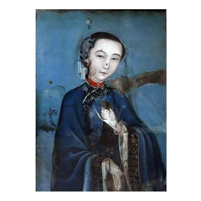 慈禧西安避难时,周莹向太后提供了 10 万两白银,慈禧亲手题写「护国