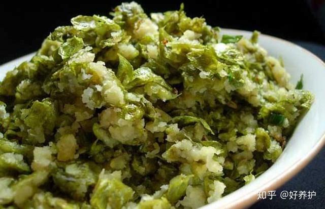 材料:榆钱,面粉,精盐,凉拌醋,味极鲜酱油,油泼辣椒,大蒜.