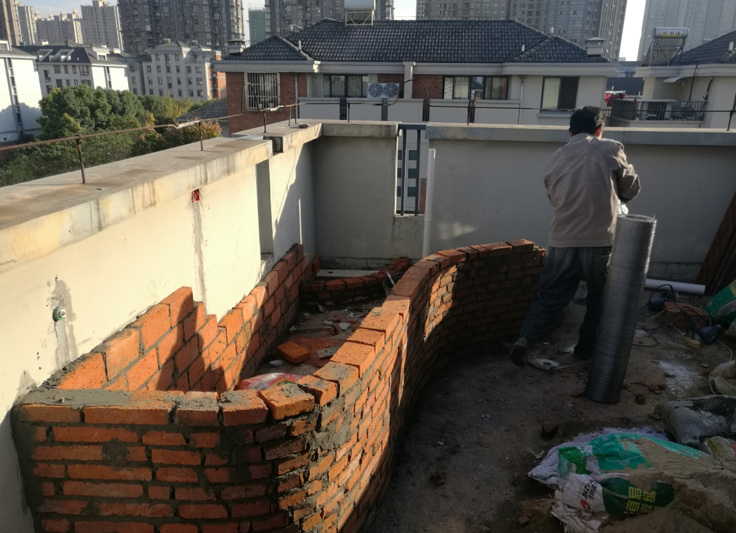 也很喜欢折腾.尝试楼顶露台做一个生态鱼池.