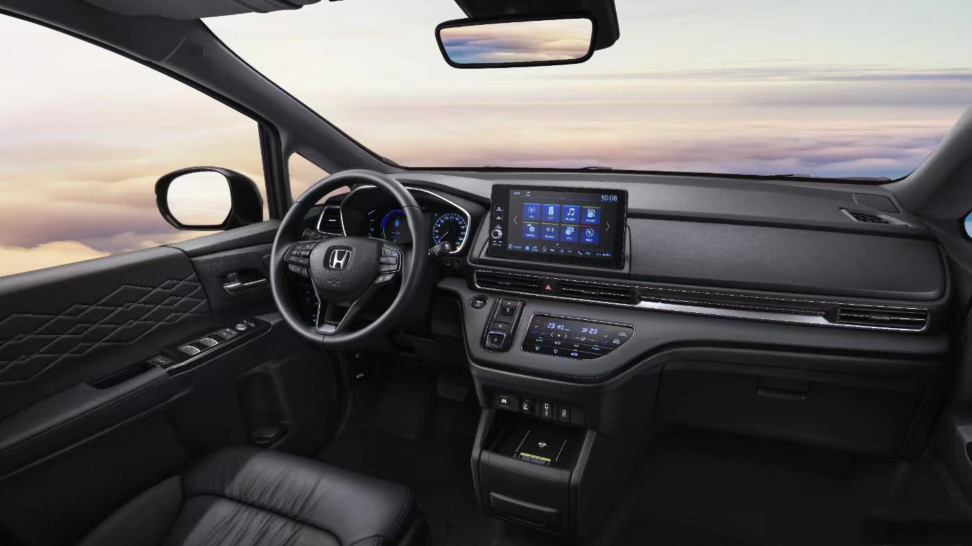 内饰方面,24款艾力绅内饰整体色调采用黑色设计,更显布局沉稳大气