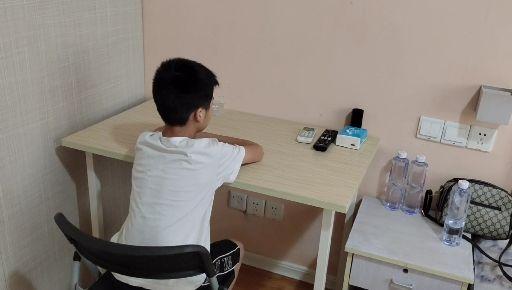 对于要求家长批改作业等行为发现一起严处一起