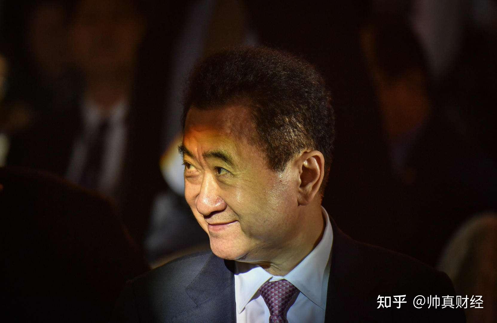 则像一名传统官僚,说话做事四平八稳,恒大企业上下透出一股官场味儿
