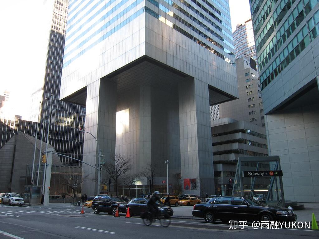 建在4根35米柱子上的银行总部:花58亿279米高,却险些被台风刮倒