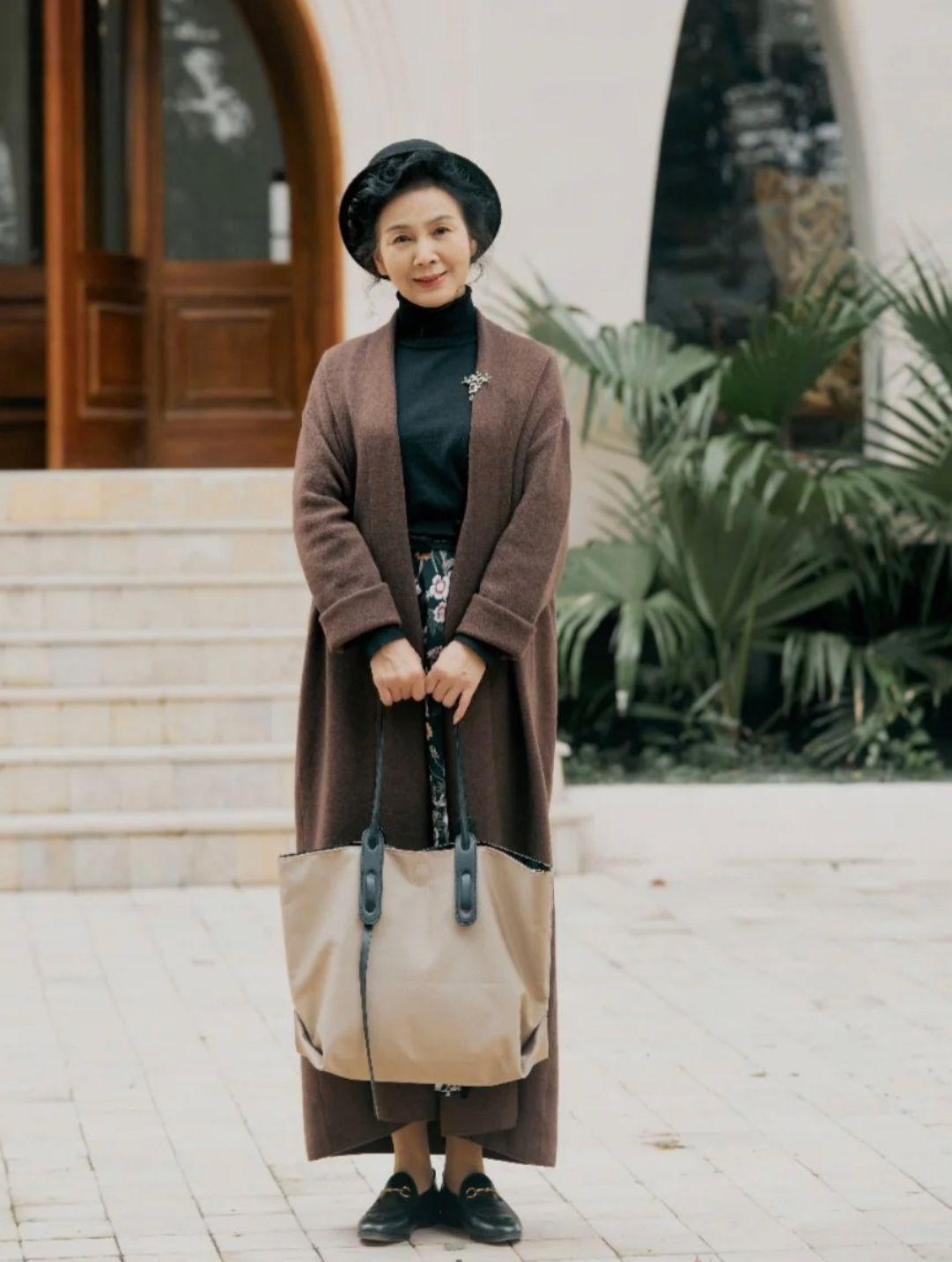 这才是60岁阿姨该有的冬季穿搭,不扮嫩不显老,优雅贵气可以照搬
