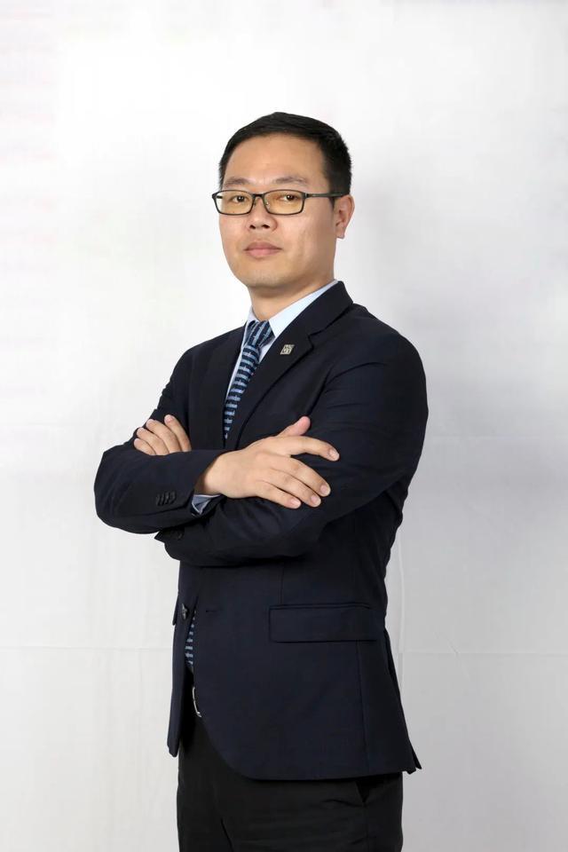 第一物业总经理刘培庆先生,五矿地产物业管理部副总经理牛卫东先生