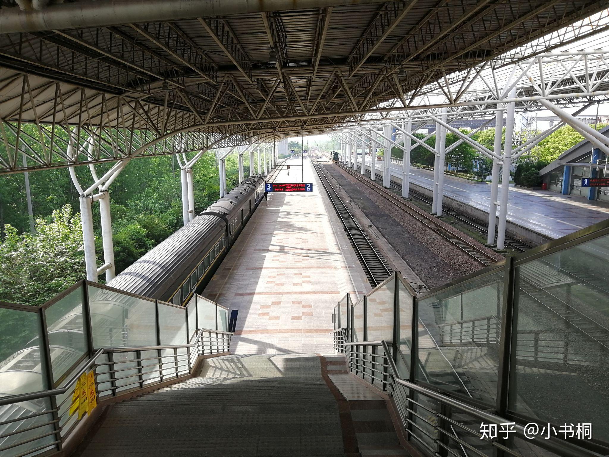 盐城站一共有两个站台三个站台面,在天桥上可以俯瞰整个站场