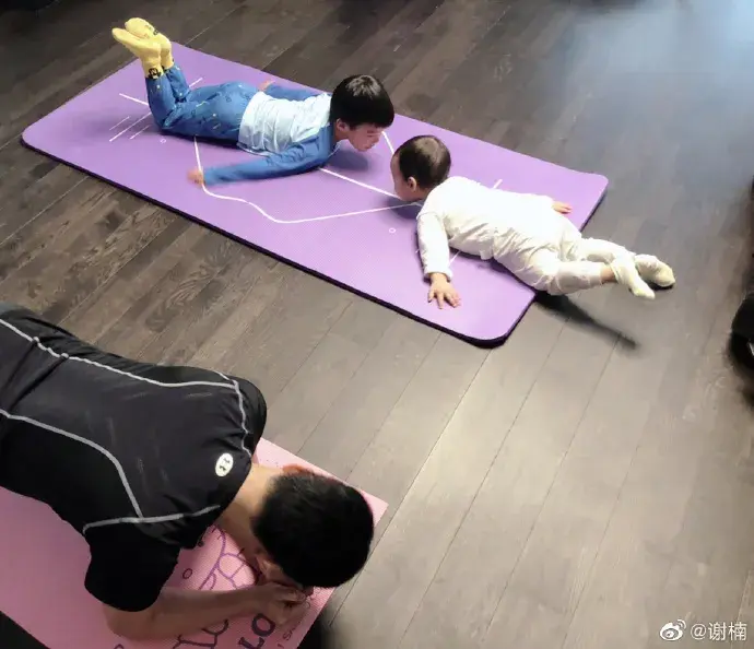 和孩子一起运动,读书,做饭.