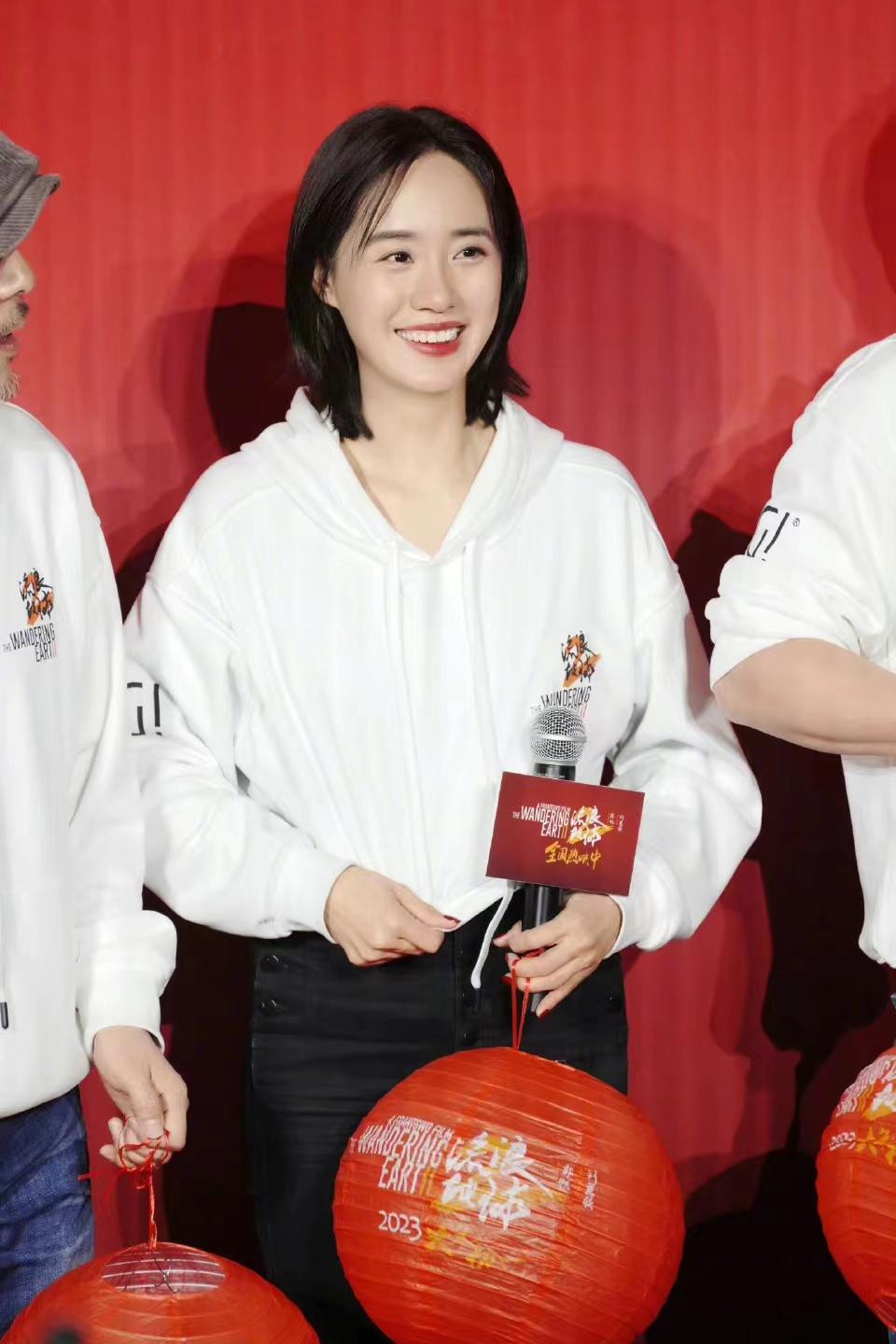 《流浪地球2》女主角王智现身机场,白色羽绒服配牛仔裤,休闲时尚