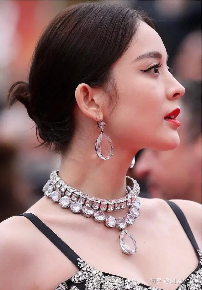 颈纹让你老十岁,赶紧用颈霜保养起来