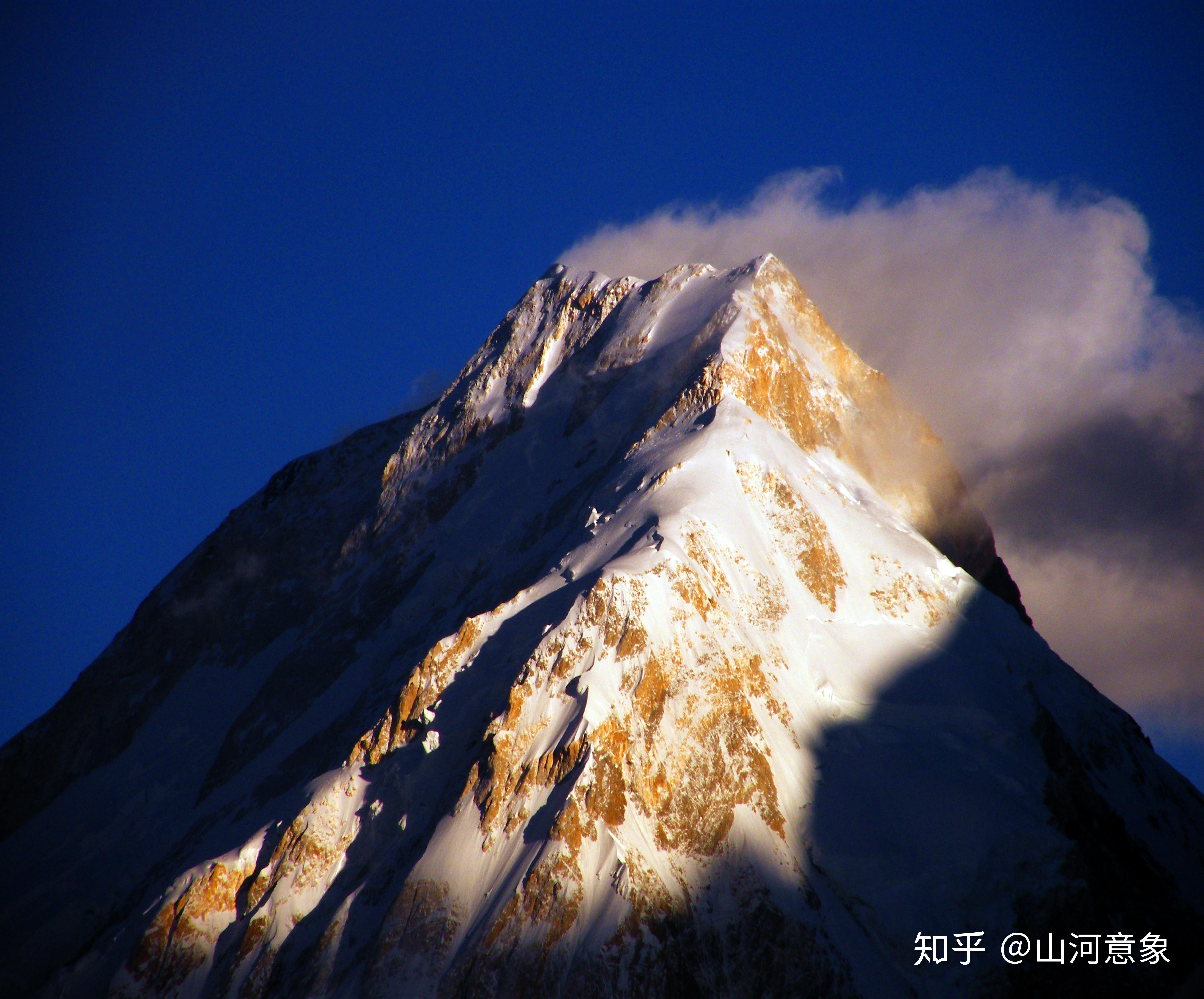 明月出天山蒼茫雲海間