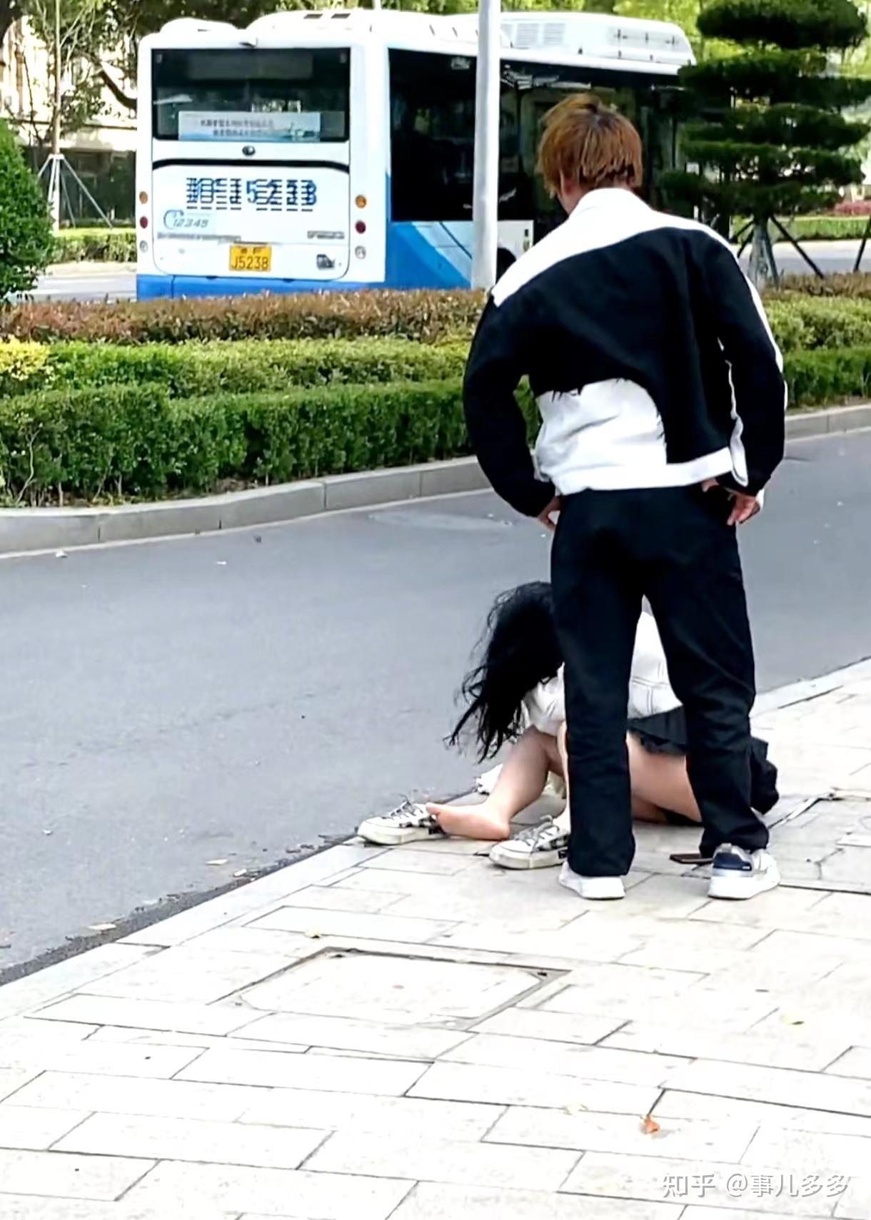 浙江:男子当街殴打女友,路人纷纷劝阻无效,网友:不爱就请放过