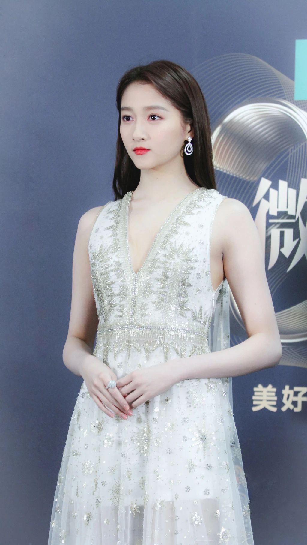 关晓彤壁纸颜值高就是任性无论哪个造型都很好看