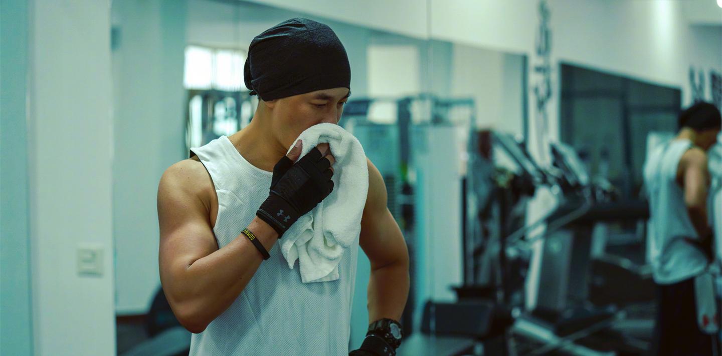 何润东光膀子穿运动背心身材魁梧健壮荷尔蒙爆棚尽显男人味