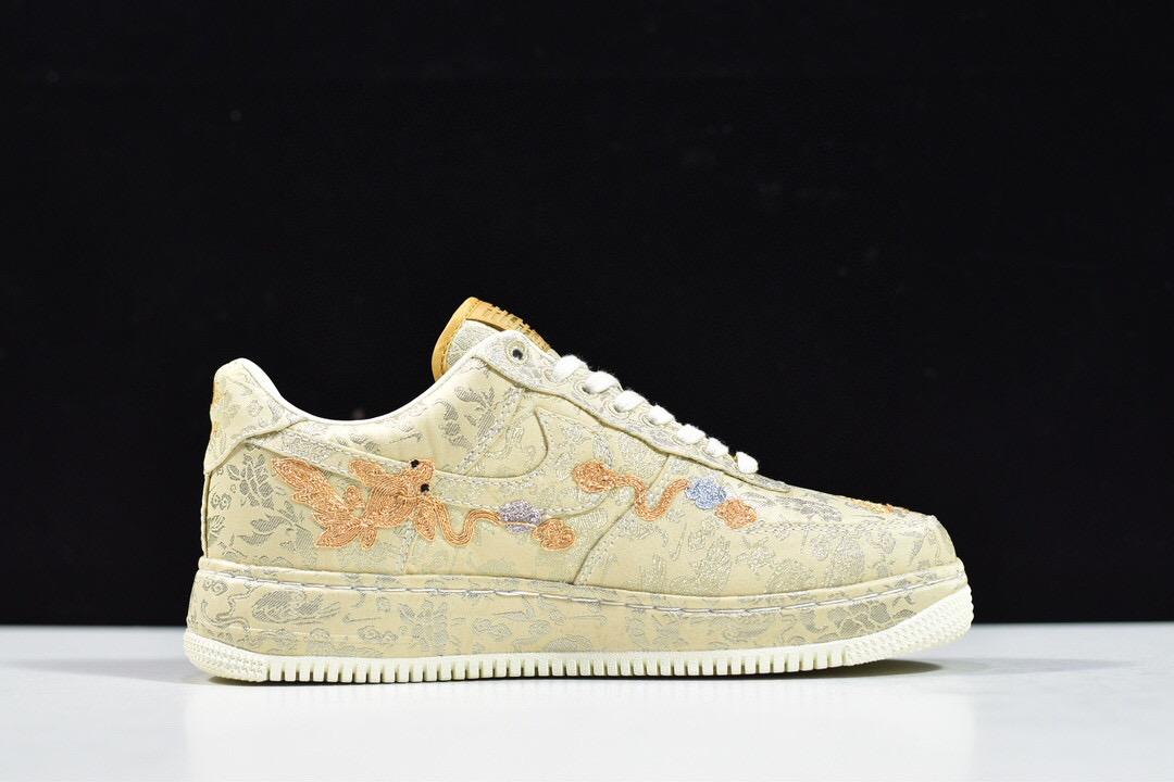 金银线和丝绸鞋材华丽的鞋面,细节部分绣出龙凤牡丹金鱼和鸳鸯图案