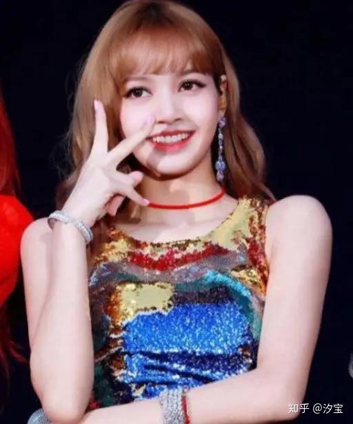 lisa是泰国籍的一位韩国女团选手,她的业务能力非常强,而且长得也特别