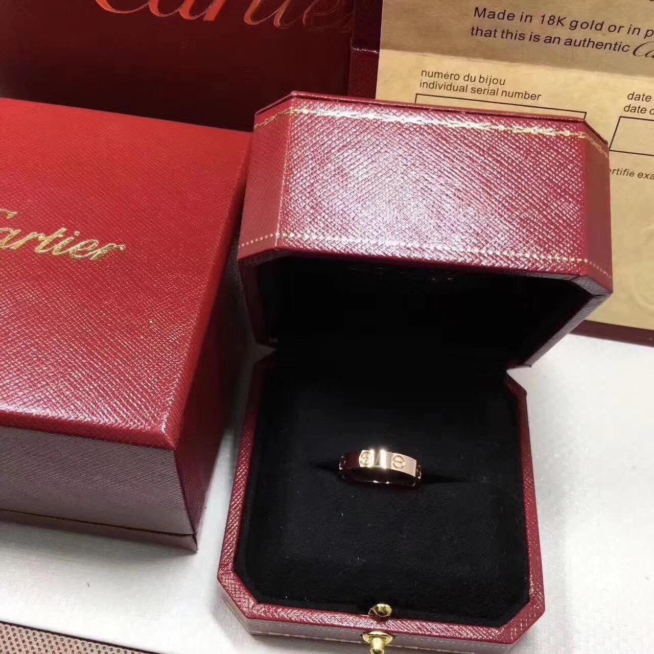 卡地亚love系列窄款的戒指,不带钻的,买黄金的
