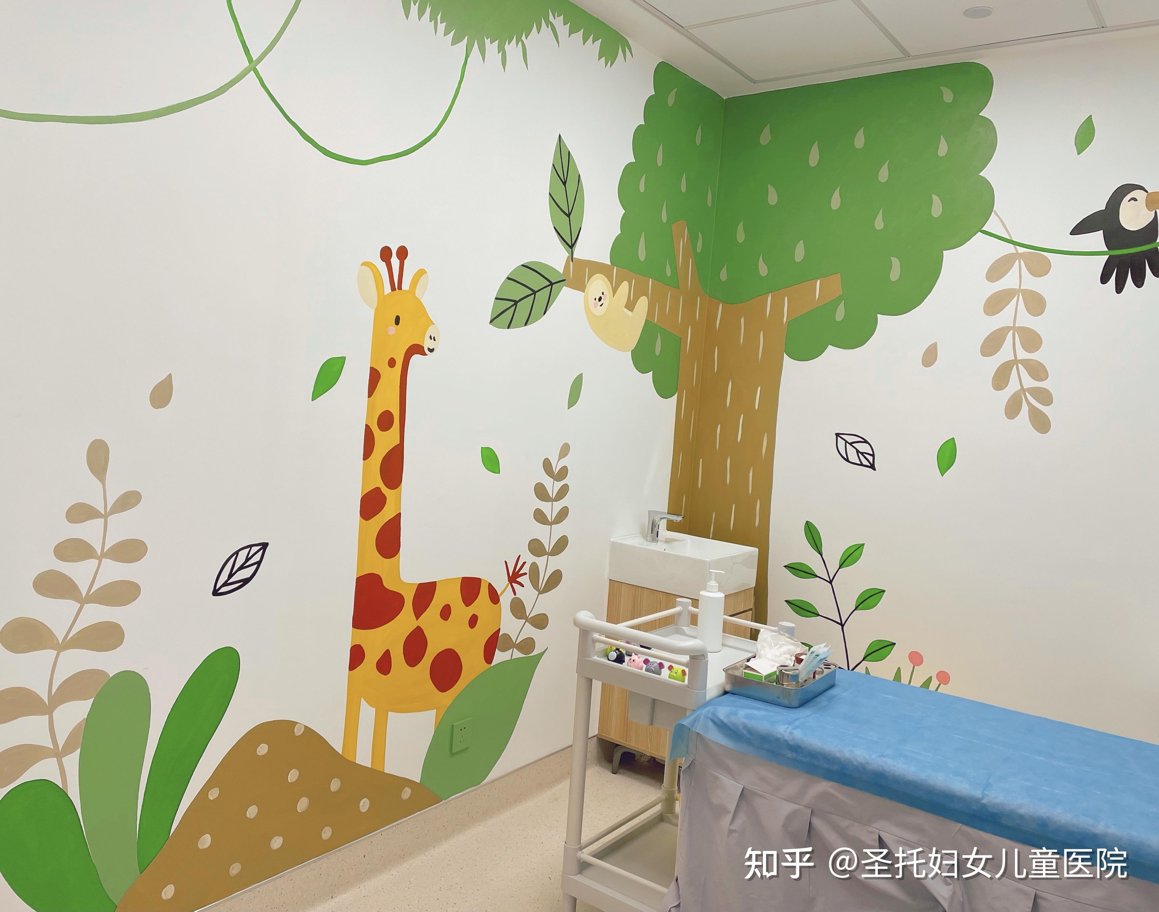 儿科门诊区域手绘墙面超级可爱 超级治愈让每个宝宝都不再害怕去医院