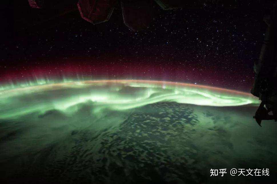 能将极地上方的天空染成美丽粉绿色的惊人太阳风暴也有它黑暗的一面.