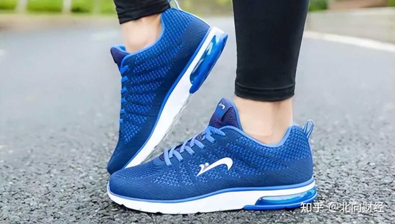 去年1月初的时候,贵人鸟发布2022年度业绩预告,称可实现净利润7000多