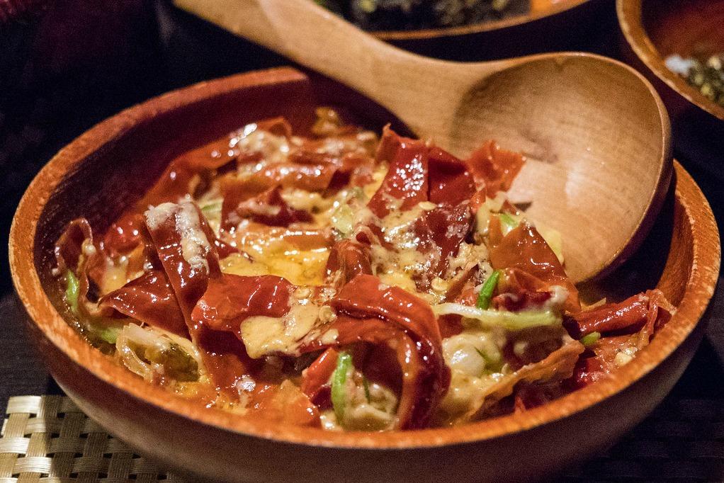 ema datshi 是不丹"国民美食".每一餐都少不了它.辣椒和cheese一起煮.