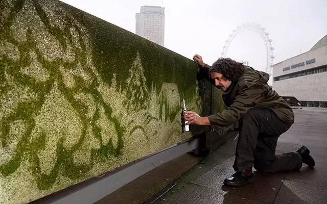 广场舞out这位中国的69岁大爷竟玩起了反向涂鸦