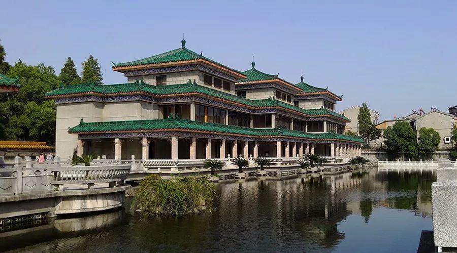 相传章华寺是在章华台的遗址上修建的,章华台,又称章华宫,是楚灵王六