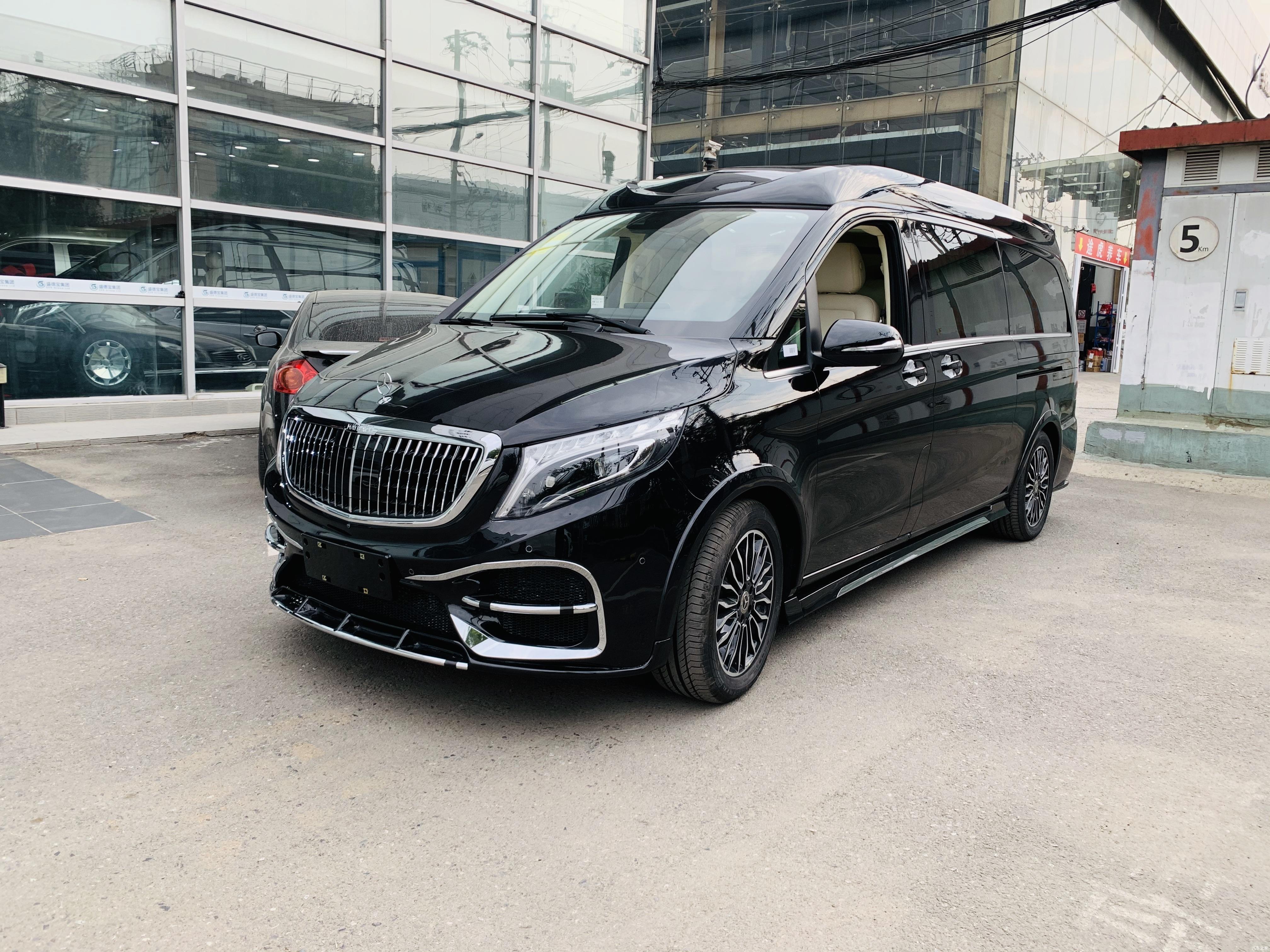 今天先给大家卖个关子,介绍一下这款奔驰v260l尊贵加长版升级改装的