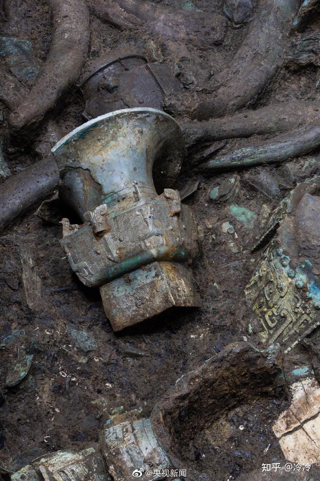 三星堆遗址3号坑出土的圆口方尊            (注意:肩部有青铜立鸟