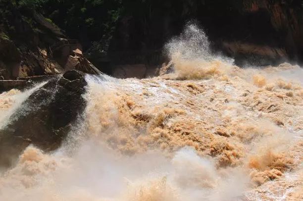 金沙水拍云崖暖
