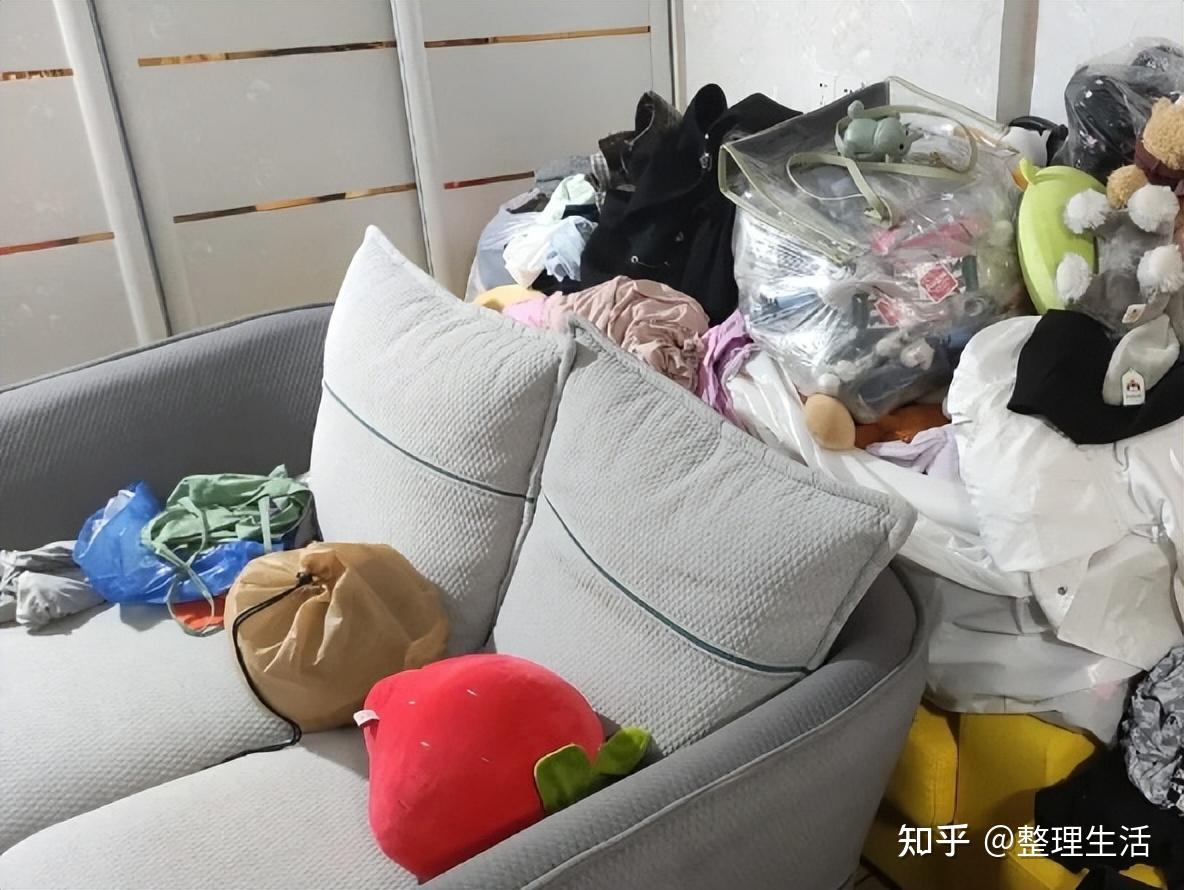 衣服别堆在沙发上了试试这3招快速拯救脏乱差客厅沙发区