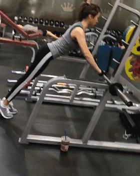 身材火辣,和女儿同框似姐妹,别人猜不出年龄是一种什么体验?