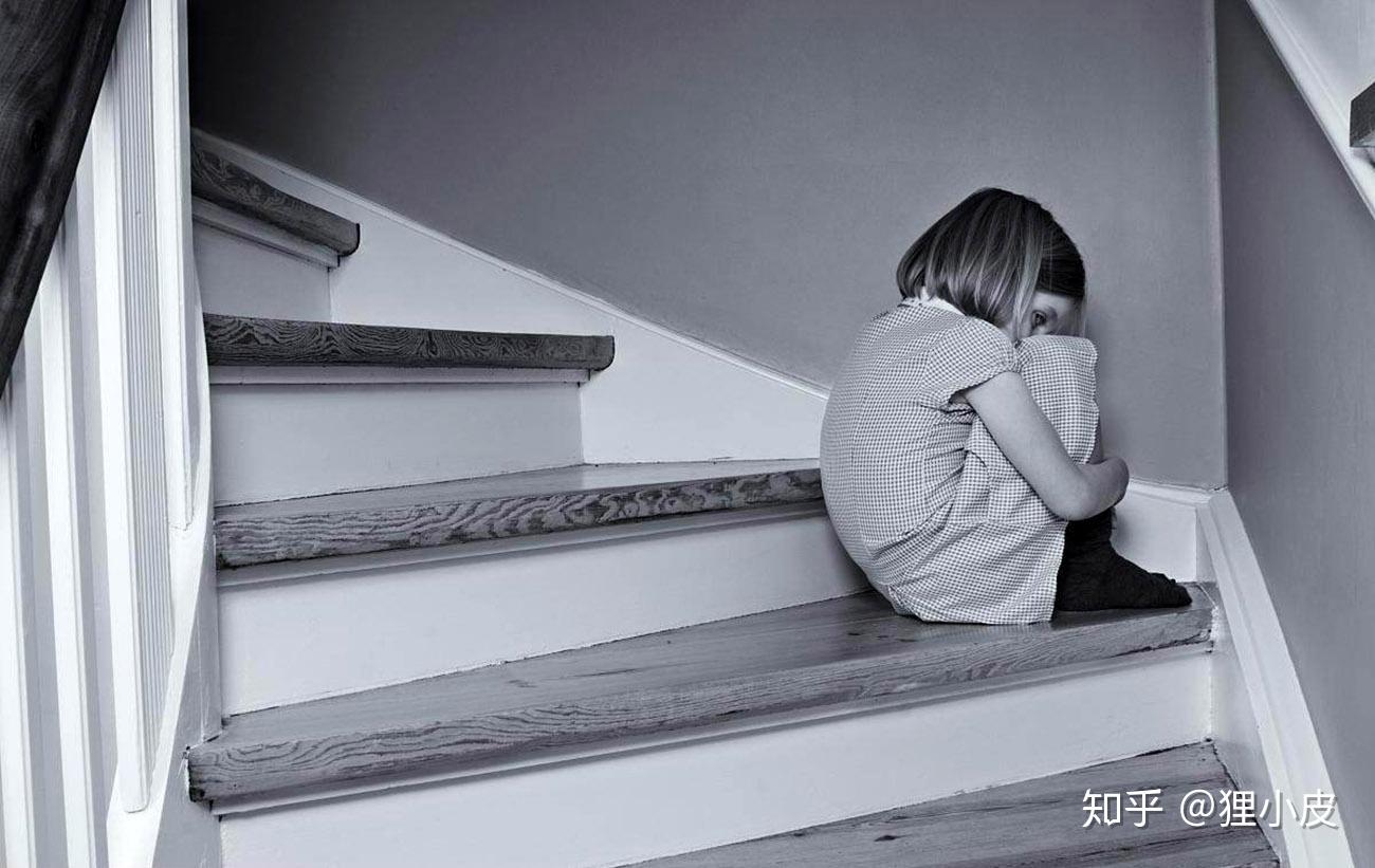 大学生持刀伤害2岁女童你承受不住的重量就该砸在别人身上