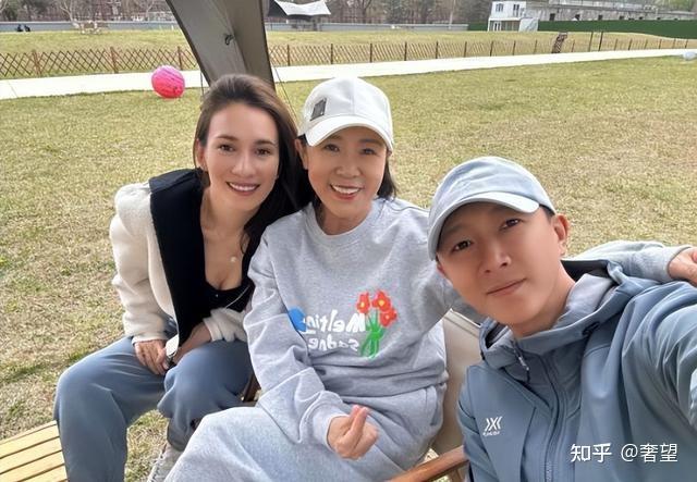 卢靖姗晒全家福为婆婆庆生赞婆婆是最好奶奶网友关系真好