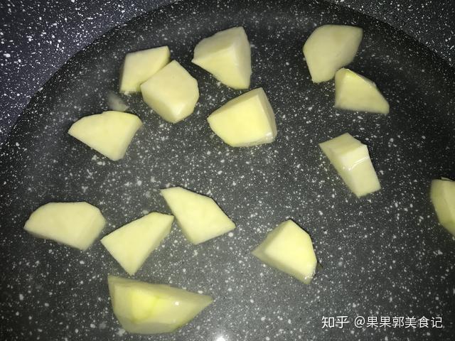 只要冰箱夠大,裝多少土豆都可以,而且放1年都不壞,將土豆去皮切塊