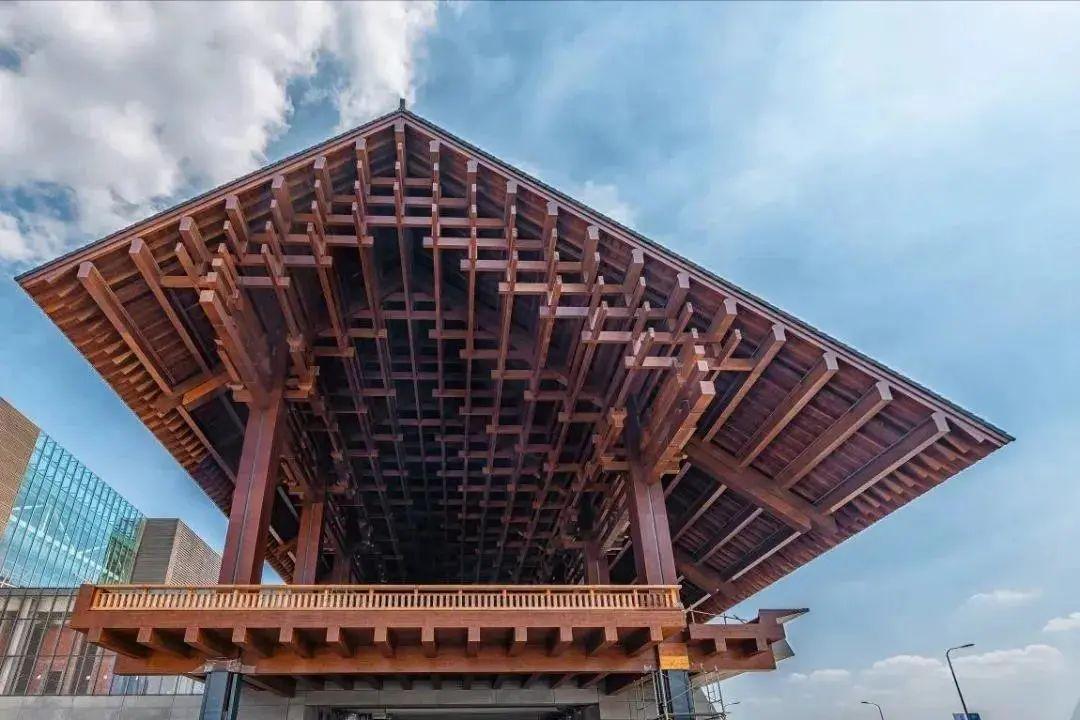 拱型制为蓝本天府国际会议中心的前厅木结构檐廊极致安静的水平线美景