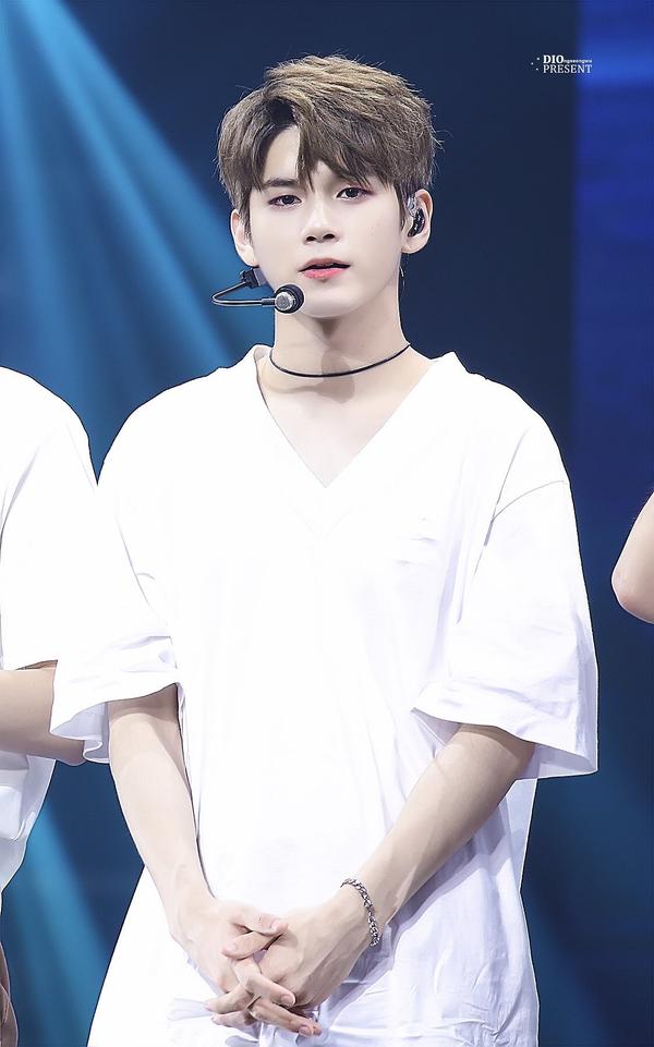 邕圣佑的身材硬伤不显,只是存在少许缺憾:一是体型偏小且单薄——骨架