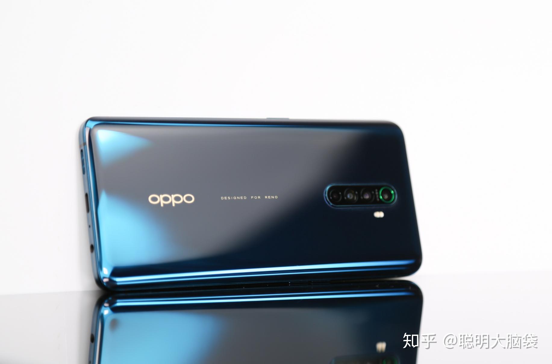 如果你光看oppo reno ace的外观,它的确是不怎么吸睛,屏幕采用的是