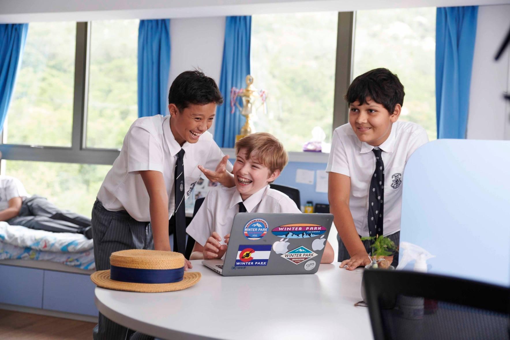 学生是充满书卷气头戴草帽的少年,它就是-哈罗国际学校!