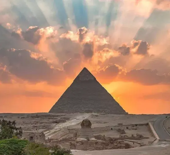 所以,大多数金字塔都有抛光的,高度反光的白色石灰石表面,从远处看时