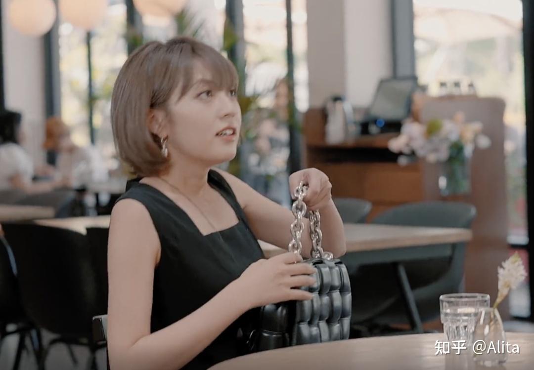 心动的信号4女三麦乐迪这上衣3000一件不愧是70人的老板