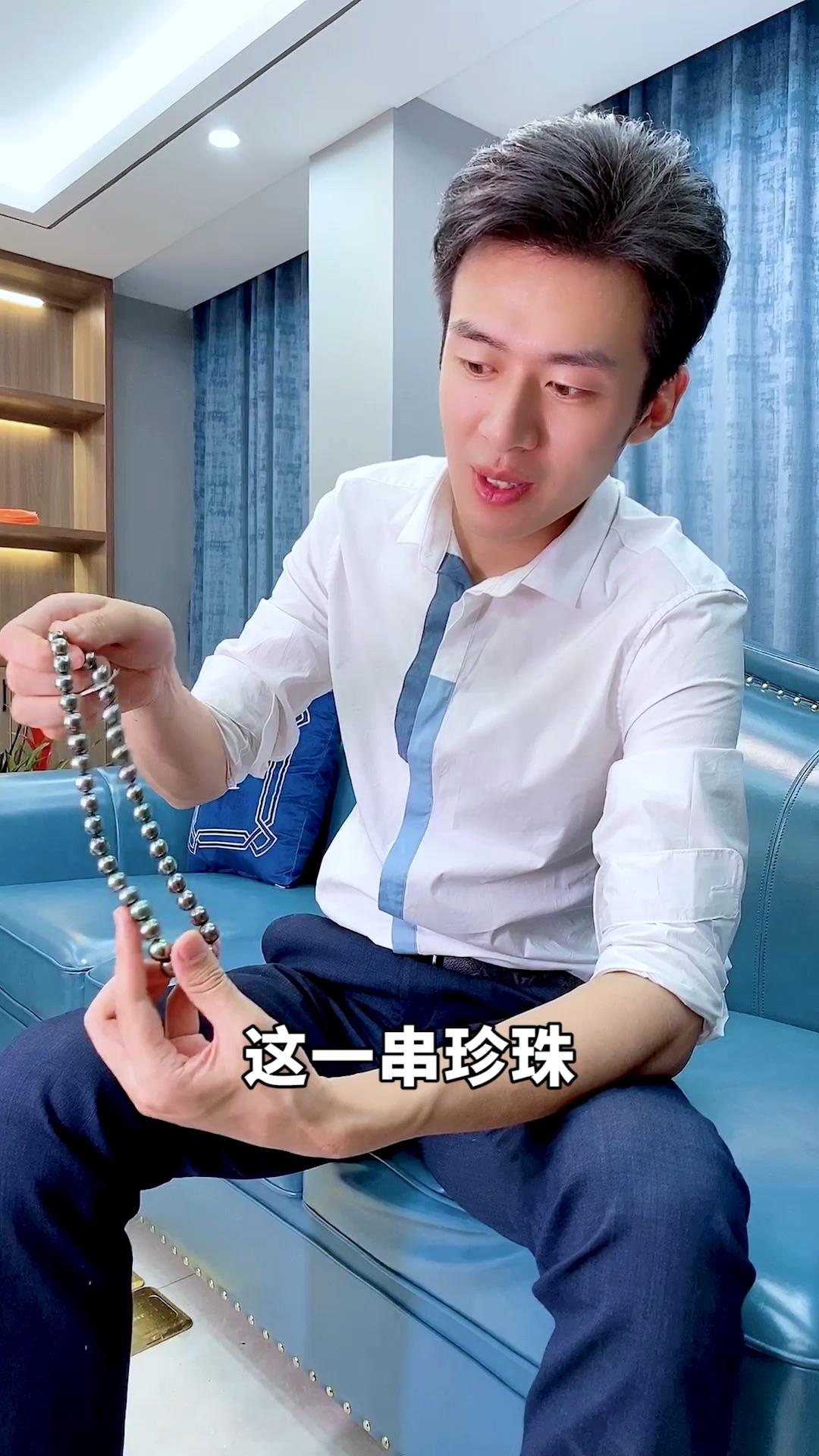 0:16八克拉的粉钻戴手上是什么感觉董先生珠宝 · 233