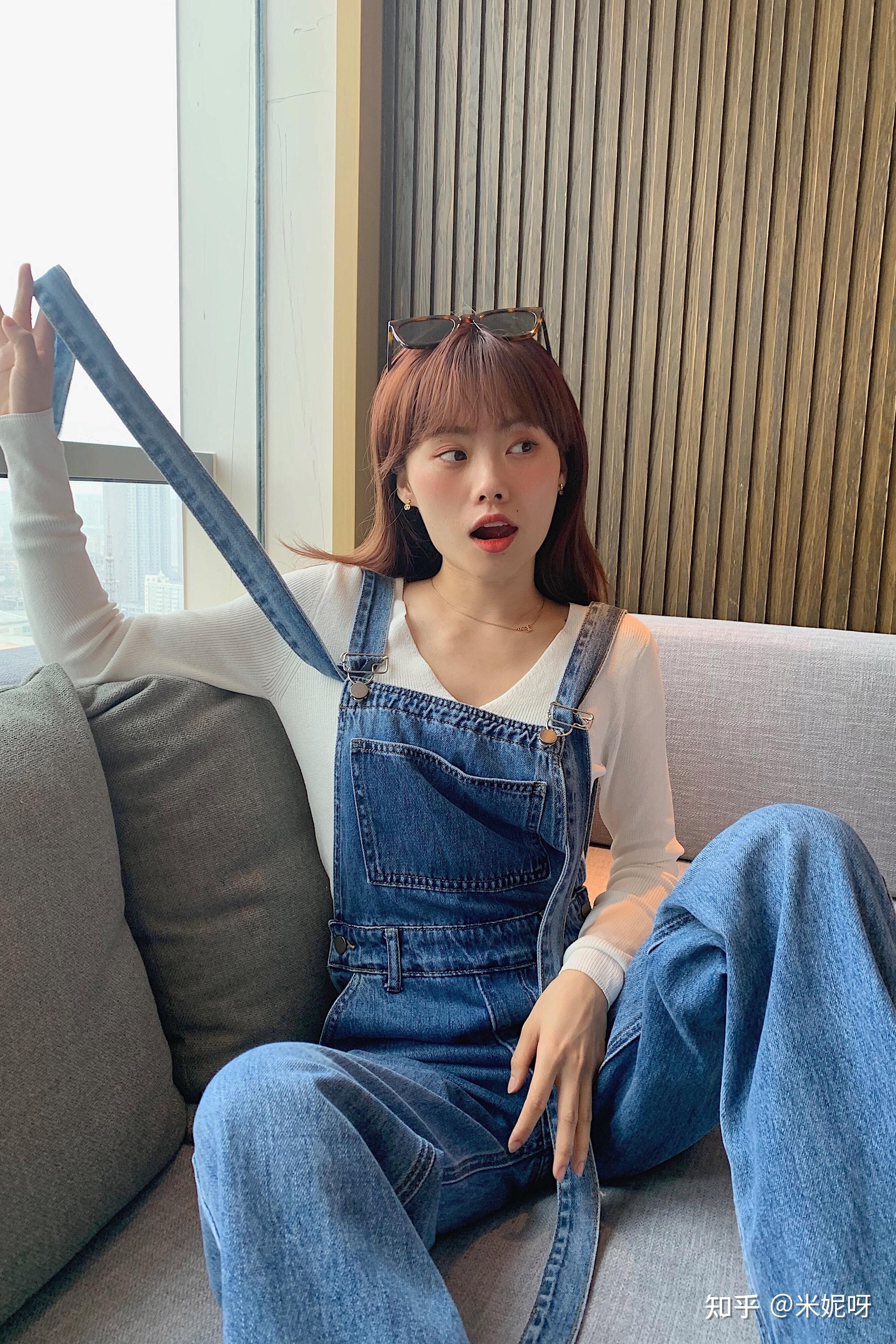 价格:268 rmb关键词:直筒,显瘦,百搭,背带裤我愿称是被歌手耽误的穿搭